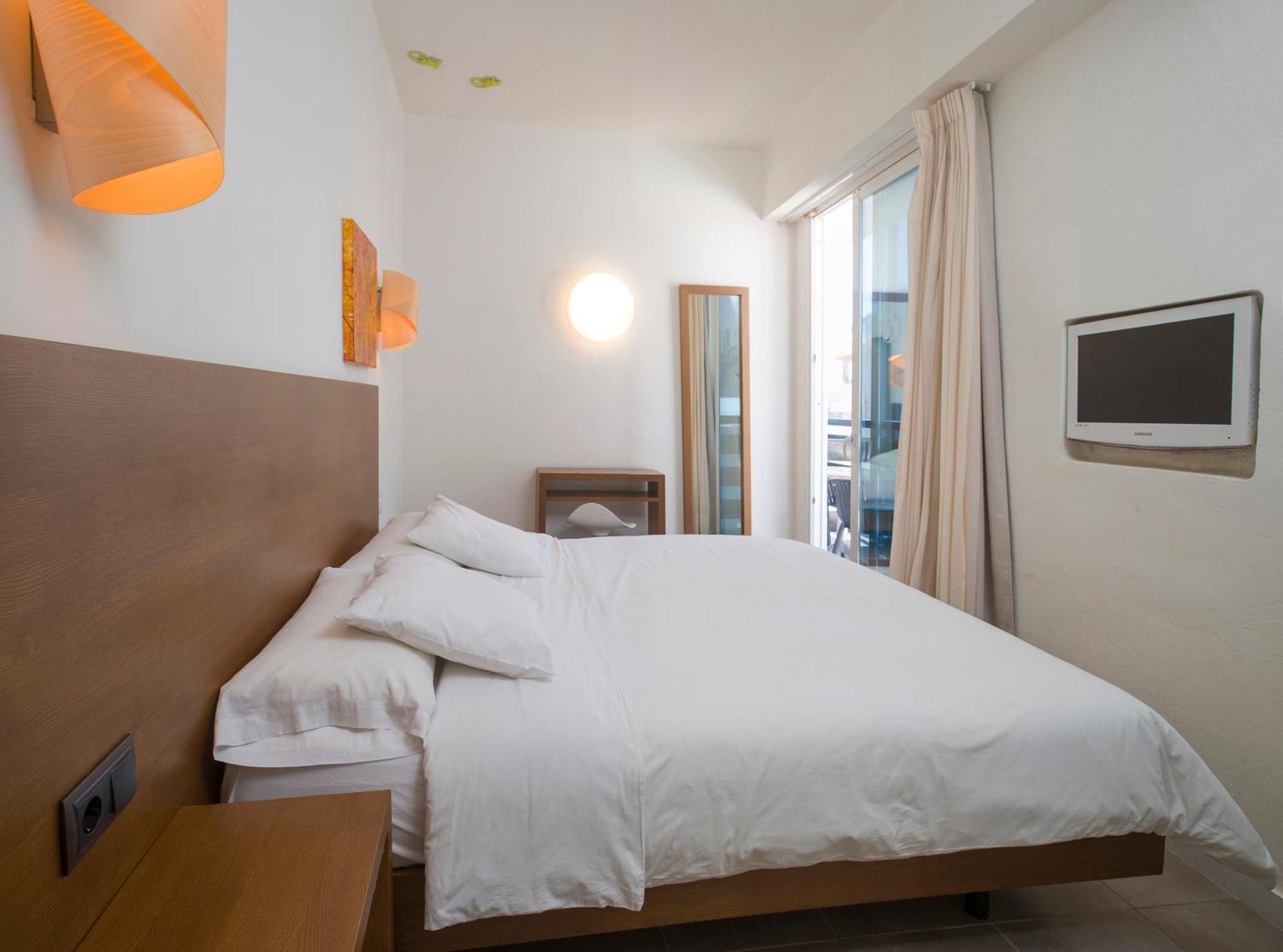 Es Mitjorn Hotel Sant Antoni de Portmany Extérieur photo