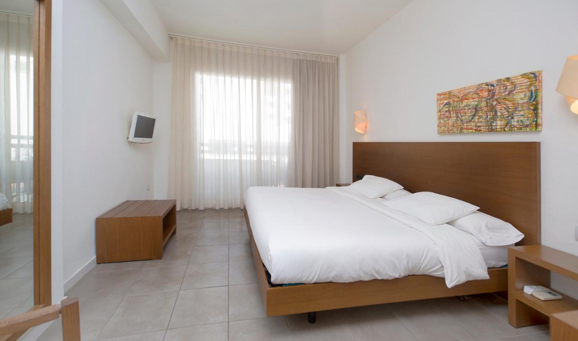 Es Mitjorn Hotel Sant Antoni de Portmany Extérieur photo