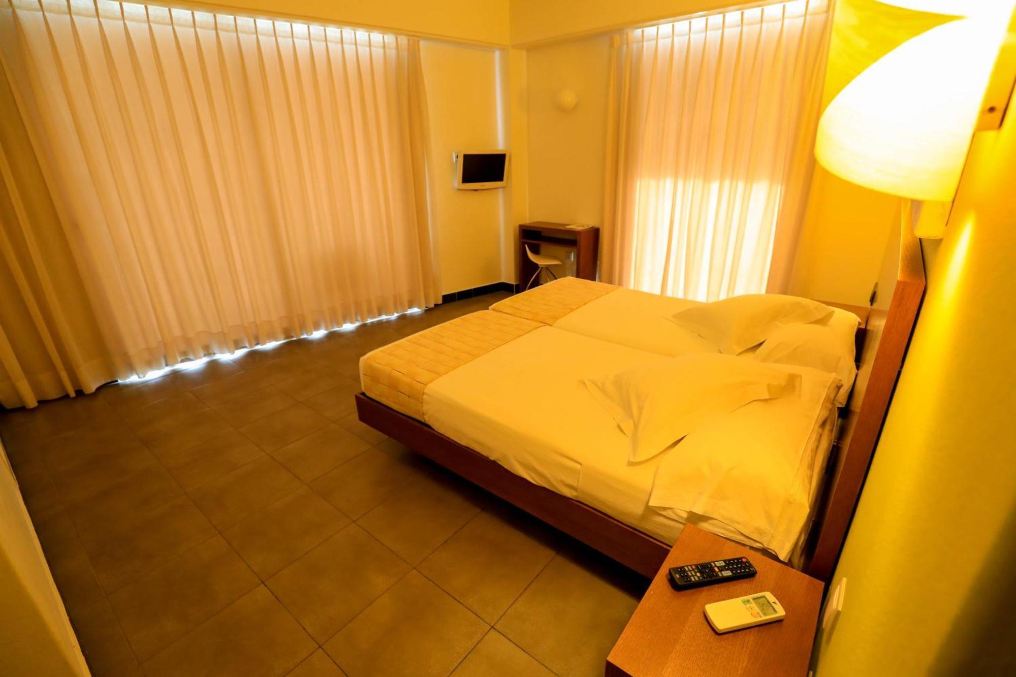 Es Mitjorn Hotel Sant Antoni de Portmany Extérieur photo