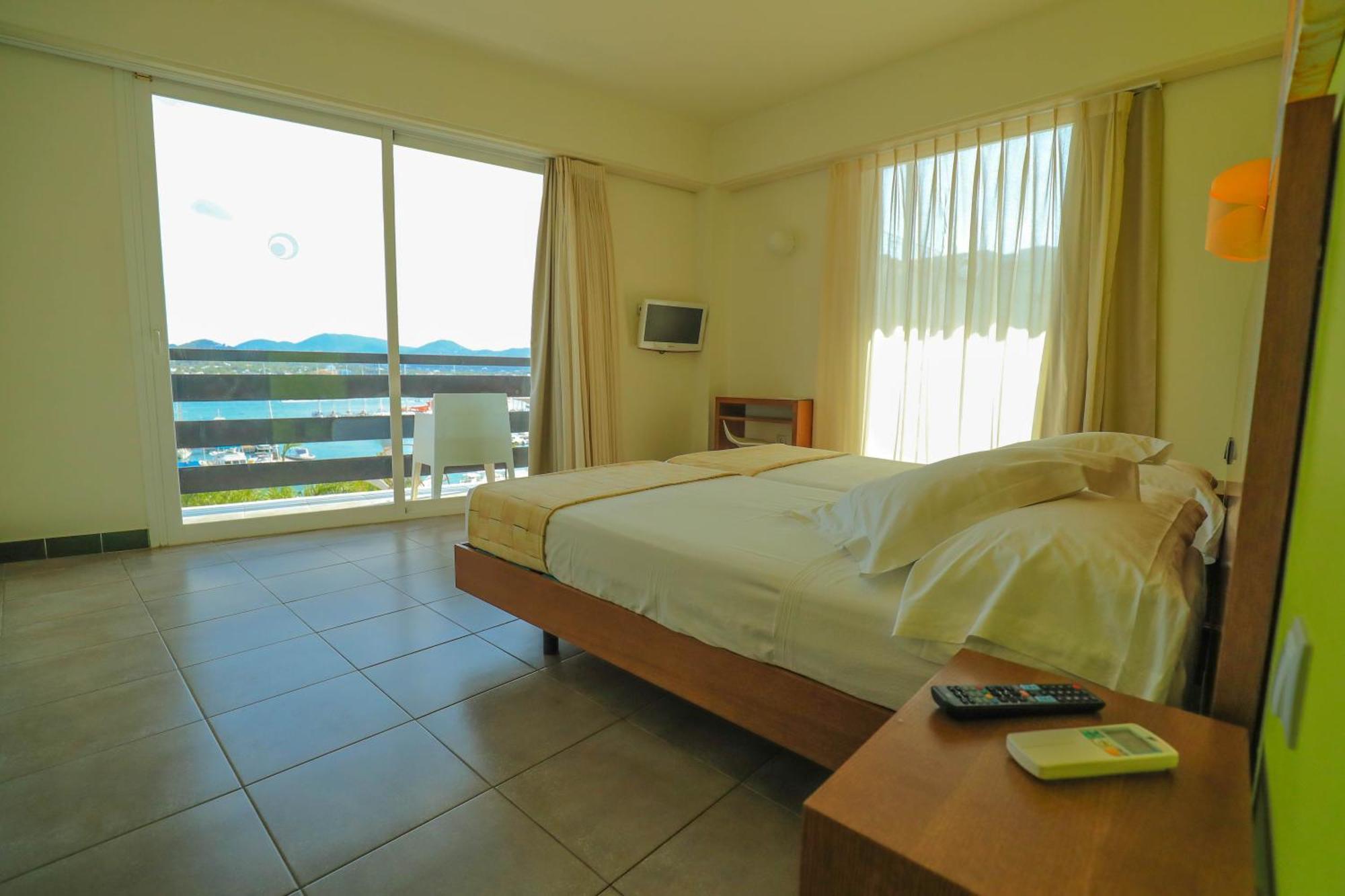 Es Mitjorn Hotel Sant Antoni de Portmany Extérieur photo